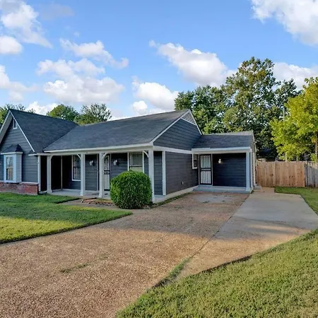 Glamorous 3Br 2Ba House W/ Large Fenced Backyard